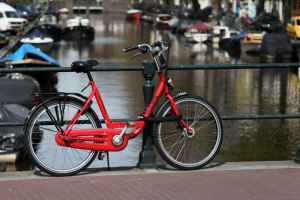 Die flachen Ebenen am IJsselmeer laden zum Fahrrad fahren ein