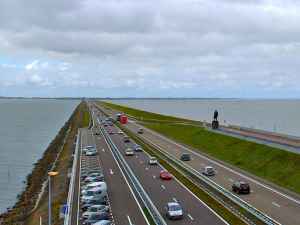Der Abschlussdeich (Afsluitdijk) des IJsselmeeres