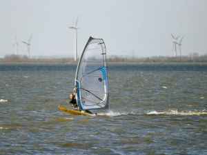 Windsurfer mögen die Witterungsbedingungen am IJsselmeer