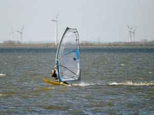 Windsurfer mögen die Witterungsbedingungen am IJsselmeer Windsurfer mögen die Witterungsbedingungen am IJsselmeer