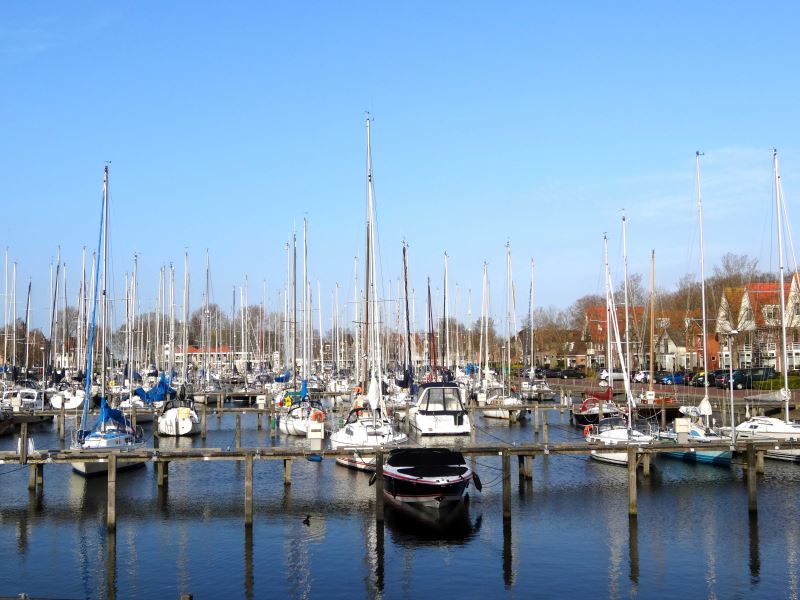 Einer der vielen Yachthafen am IJsselmeer