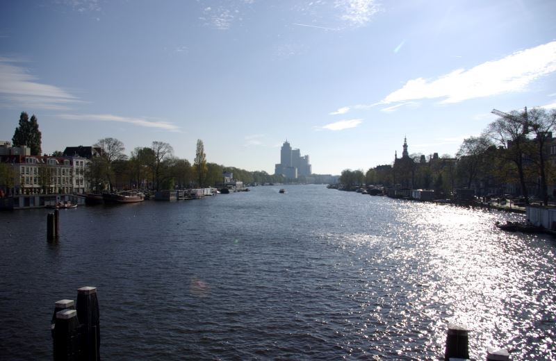 Blick von der neuen Amstelrücke (Nieuwe Amstelbrug) auf die Amstel in Amsterdam