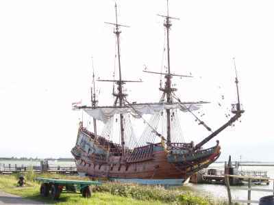 Ein historisches Schiff in der Werft von Lelystad